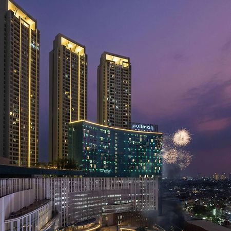 Pullman Jakarta Central Park Jacarta Exterior foto The hotel at night