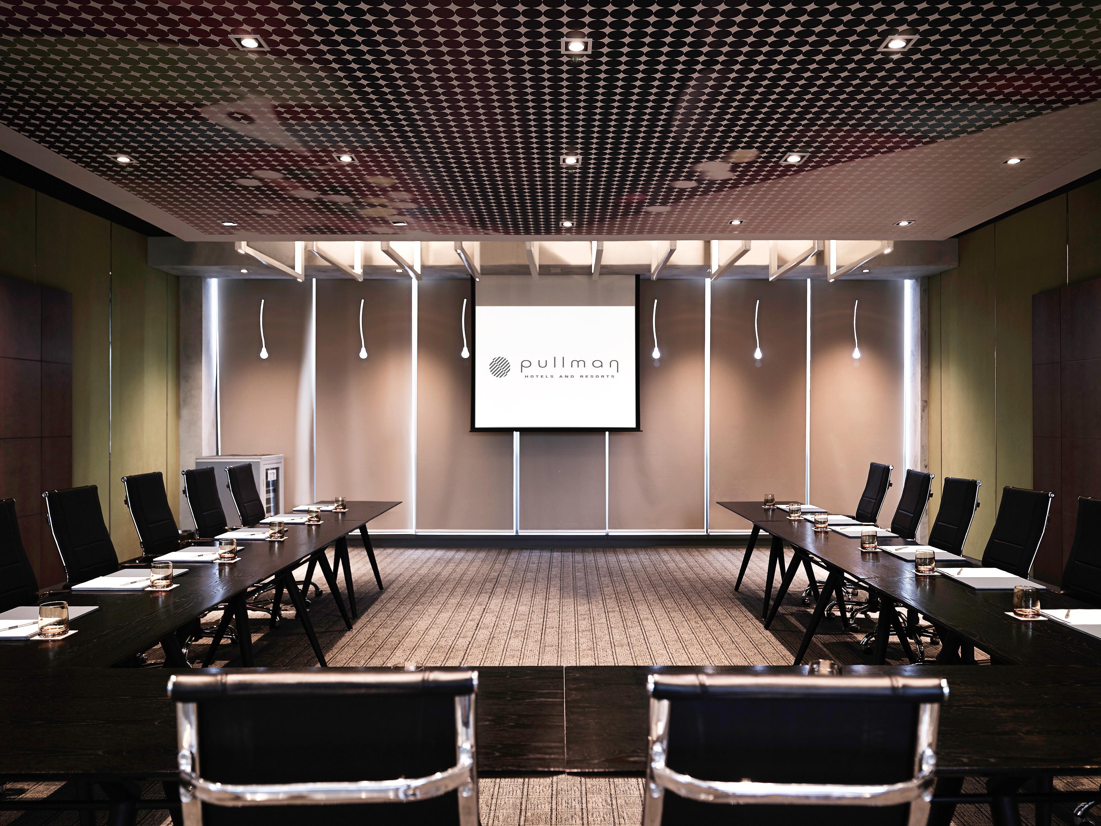 Pullman Jakarta Central Park Jacarta Exterior foto A meeting room at the Business School