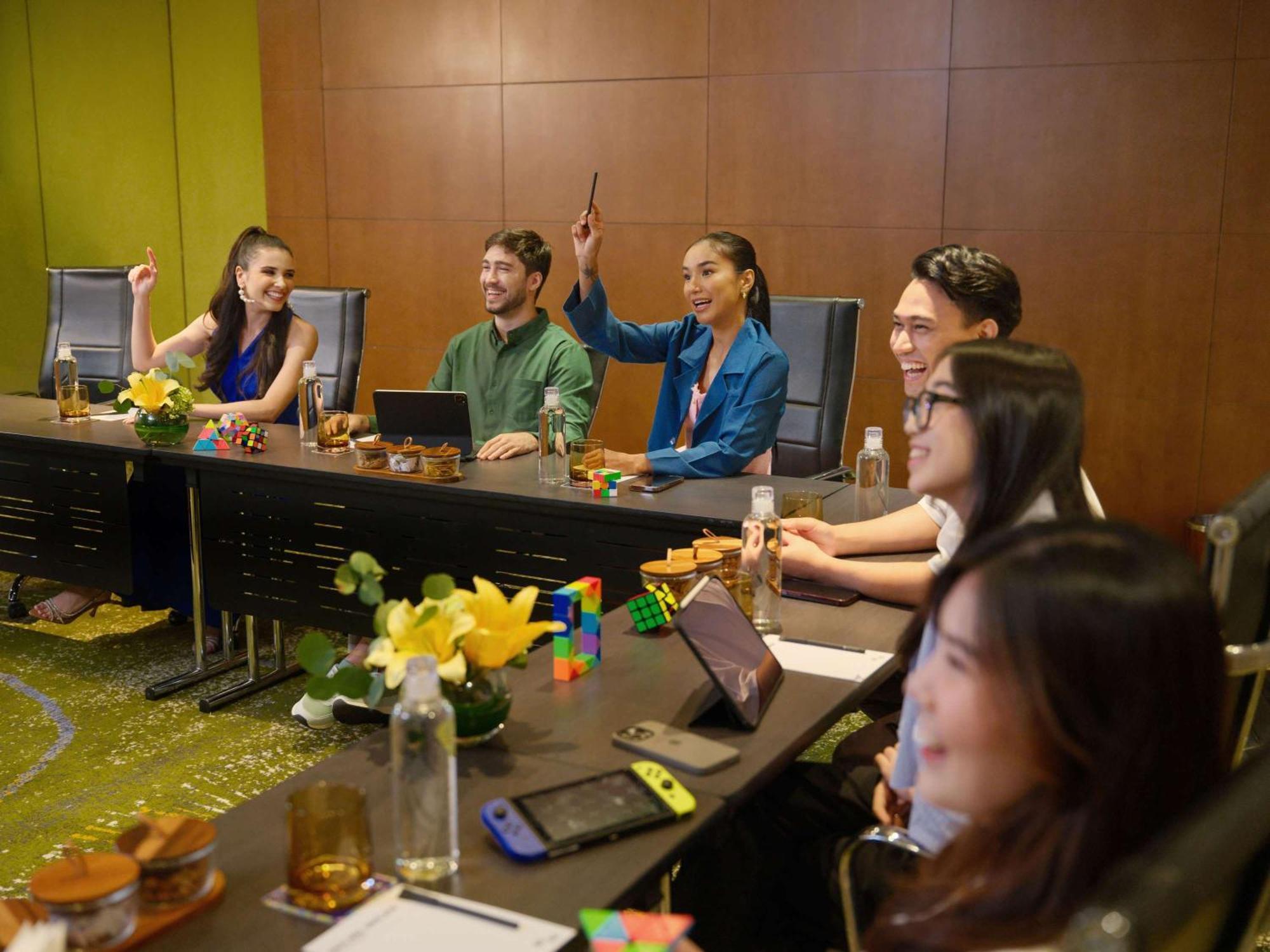 Pullman Jakarta Central Park Jacarta Exterior foto The cast of The Gifted at the 2019 WonderCon