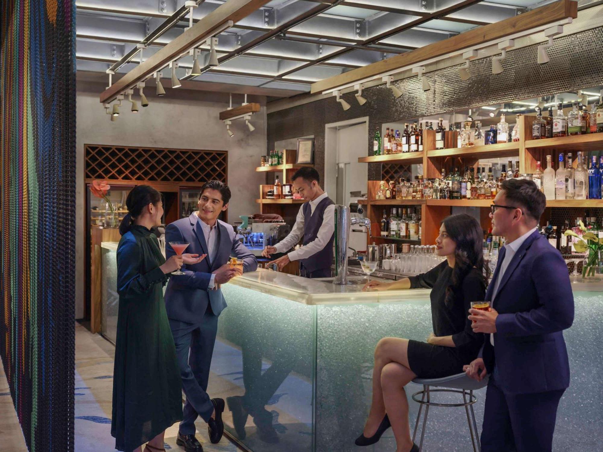 Pullman Jakarta Central Park Jacarta Exterior foto The bar at the lounge