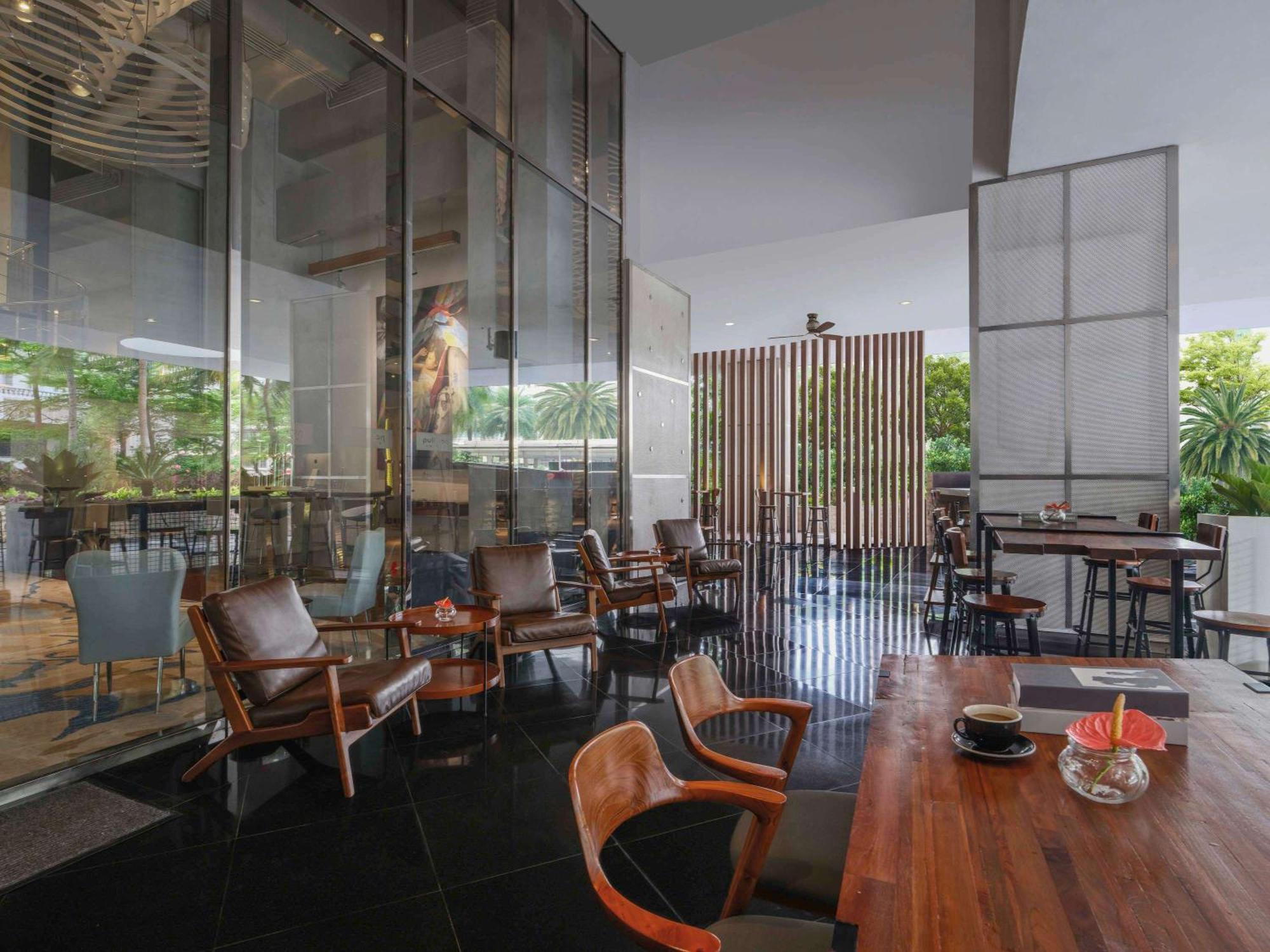 Pullman Jakarta Central Park Jacarta Exterior foto The interior of a Starbucks Reserve store in Shanghai, China