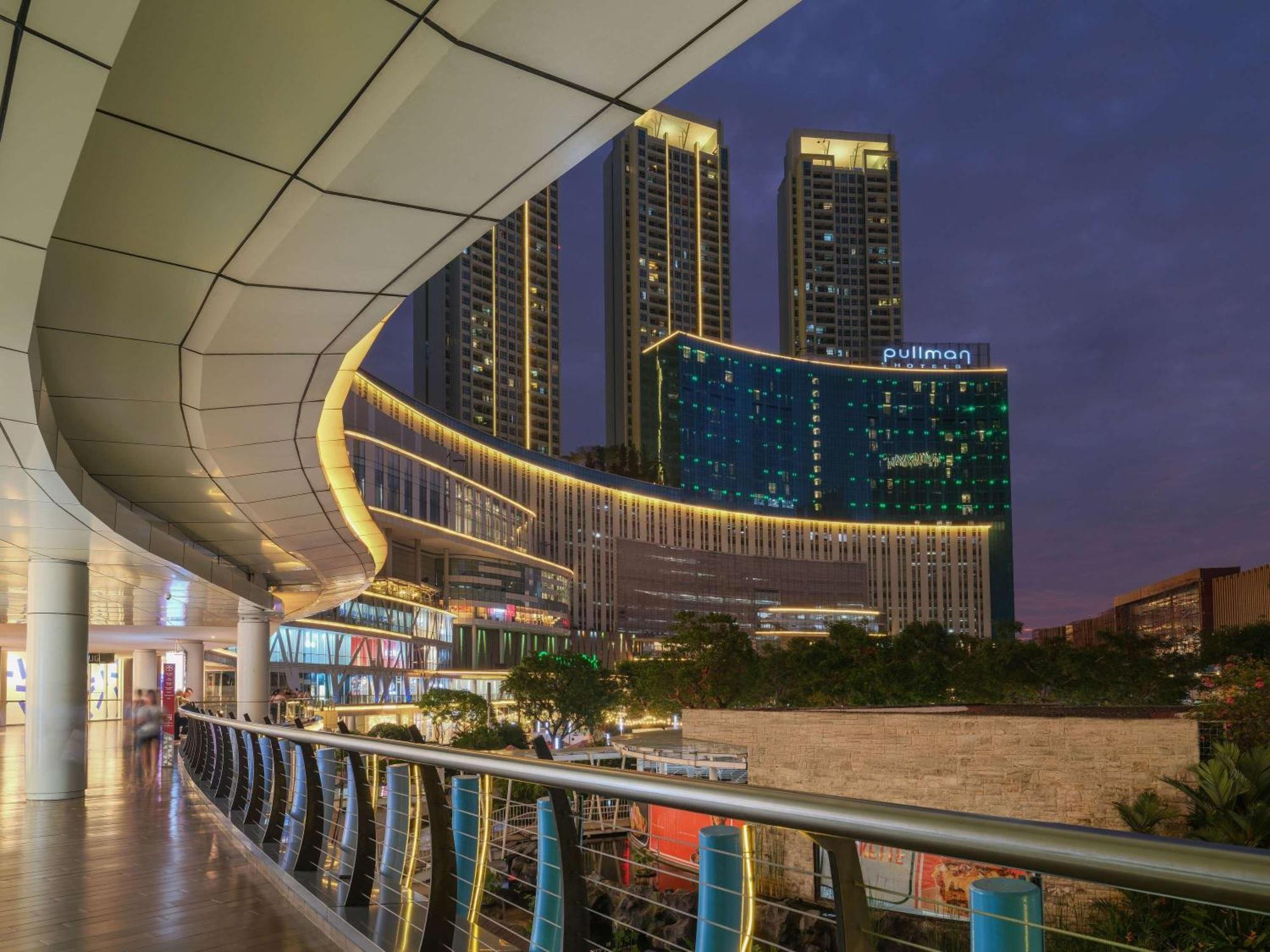 Pullman Jakarta Central Park Jacarta Exterior foto The hotel at night