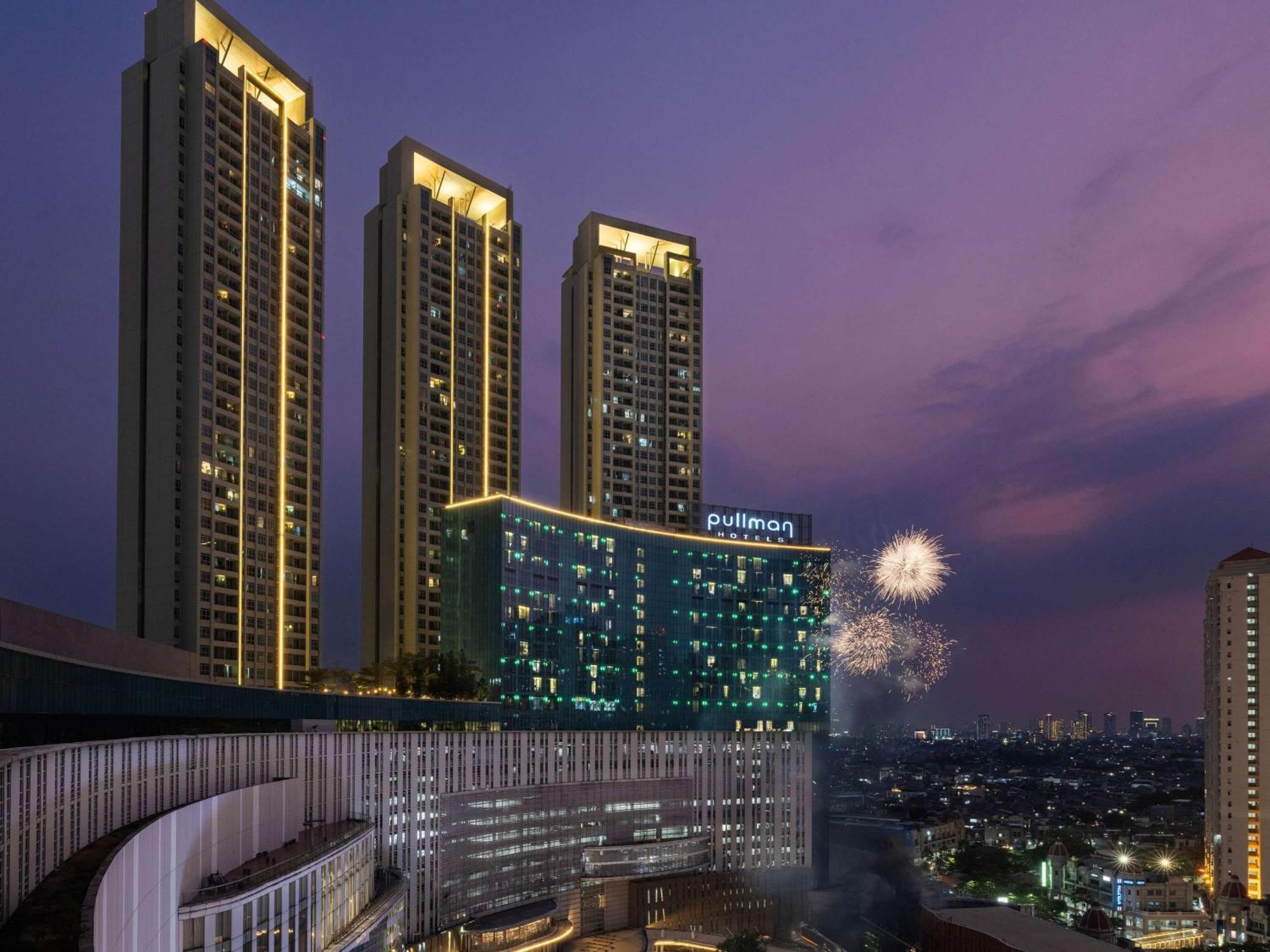 Pullman Jakarta Central Park Jacarta Exterior foto The hotel at night