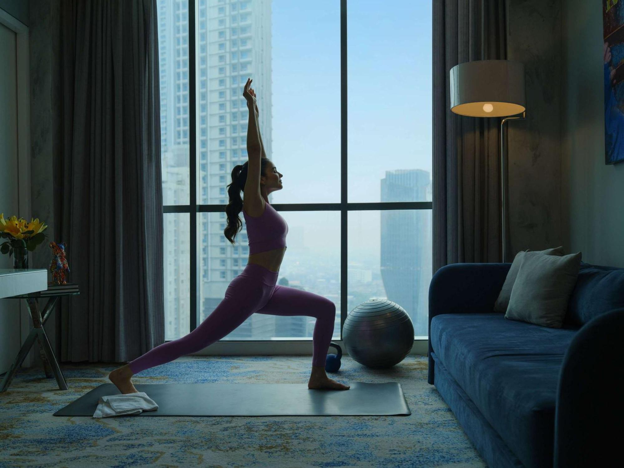 Pullman Jakarta Central Park Jacarta Exterior foto A woman practicing yoga at home