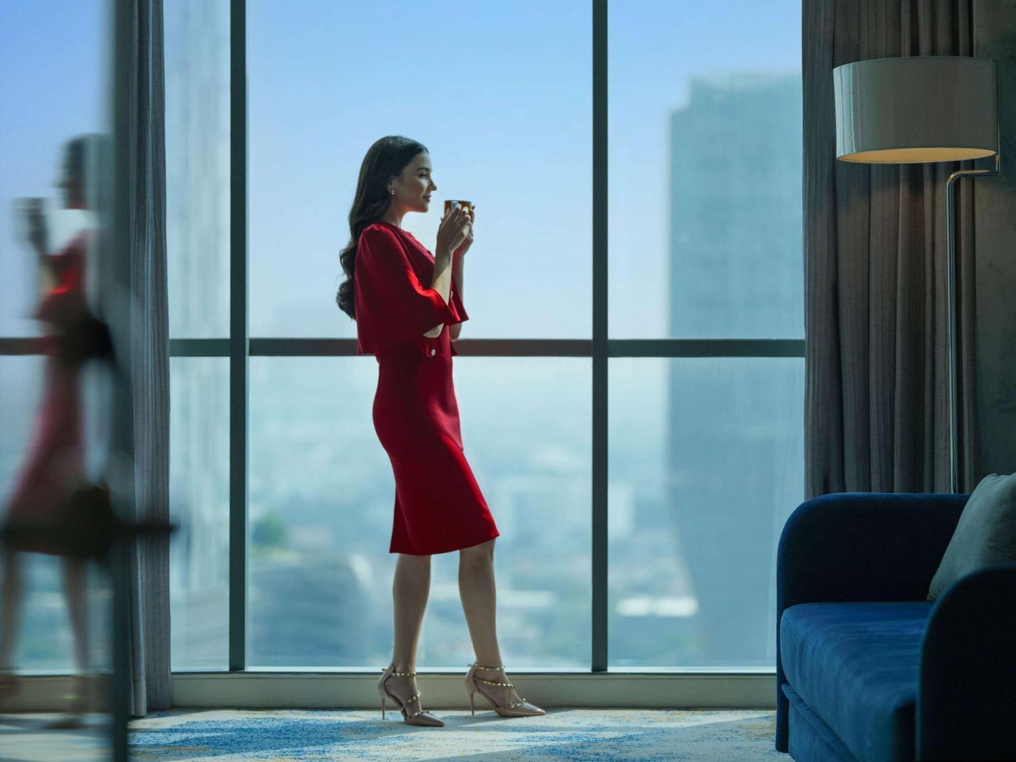 Pullman Jakarta Central Park Jacarta Exterior foto A woman in a red dress